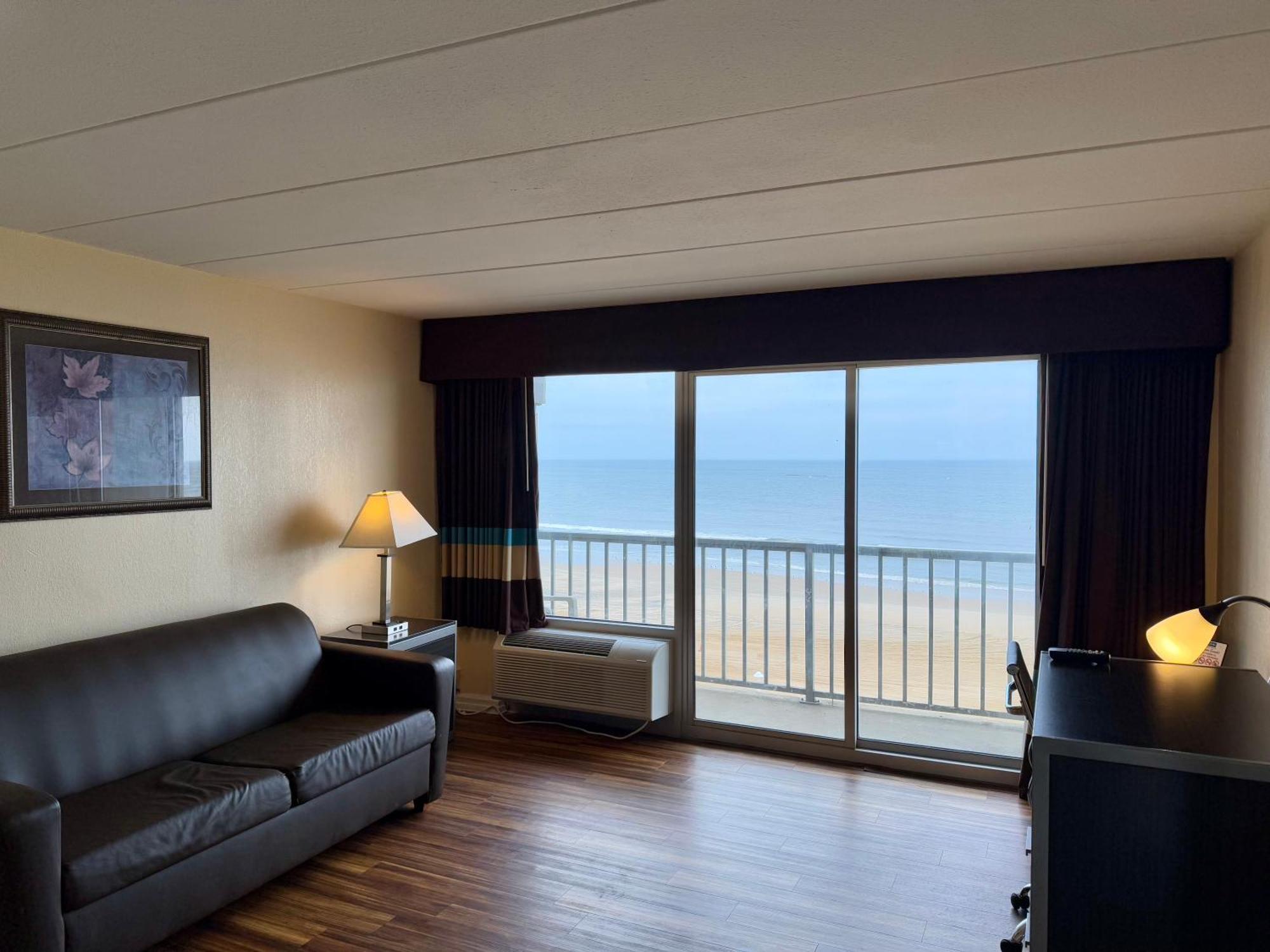 Travelodge By Wyndham Suites Virginia Beach Oceanfront Exterior photo